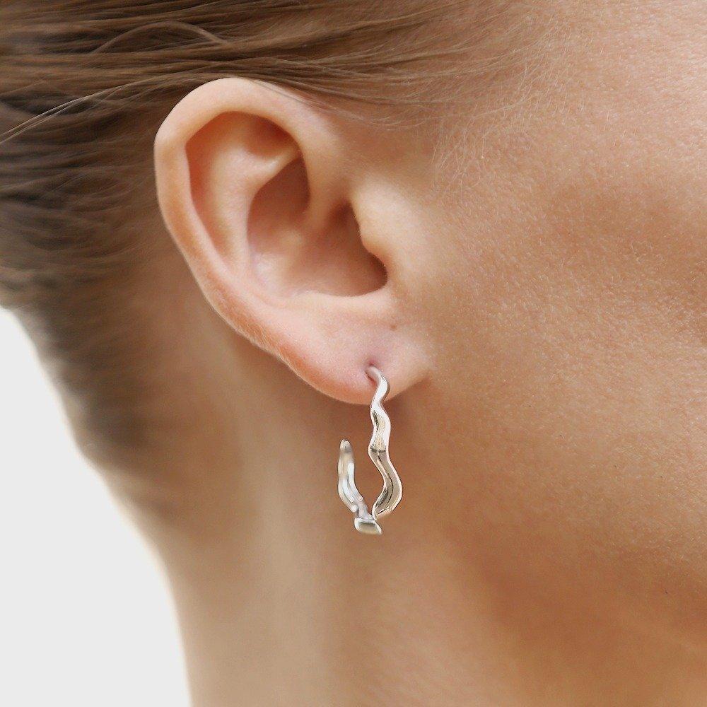 Jasmine Wavy Hoop Earrings